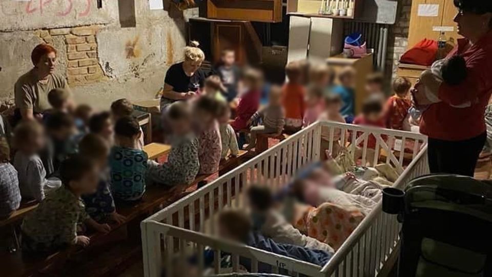 Dieses Foto soll die Kinder im Keller eines Waisenhauses in der ukrainischen Stadt Kropywnyzkyj zeigen
