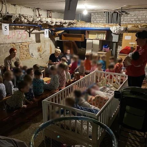 Dieses Foto soll die Kinder im Keller eines Waisenhauses in der ukrainischen Stadt Kropywnyzkyj zeigen