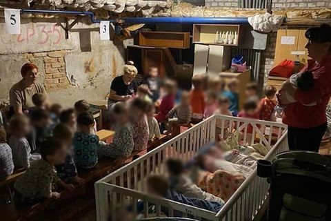 Dieses Foto soll die Kinder im Keller eines Waisenhauses in der ukrainischen Stadt Kropywnyzkyj zeigen