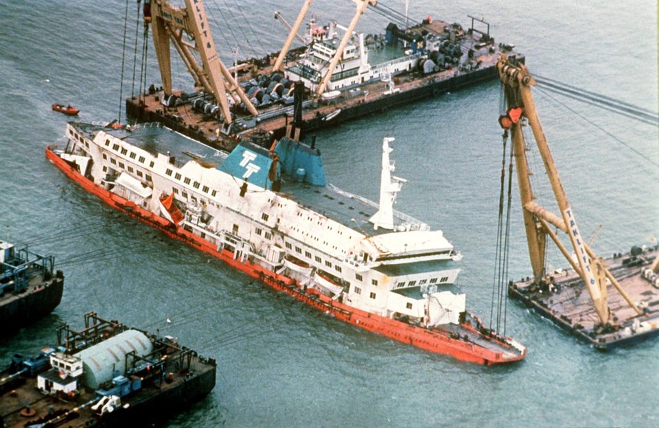 Die Bergung der "Herald of Free Enterprise" im April 1987