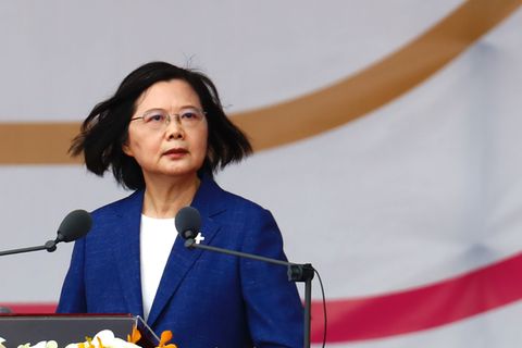 Tsai Ing-wen, die Präsidentin von Taiwan sitzt vor zwei Mikrofonen