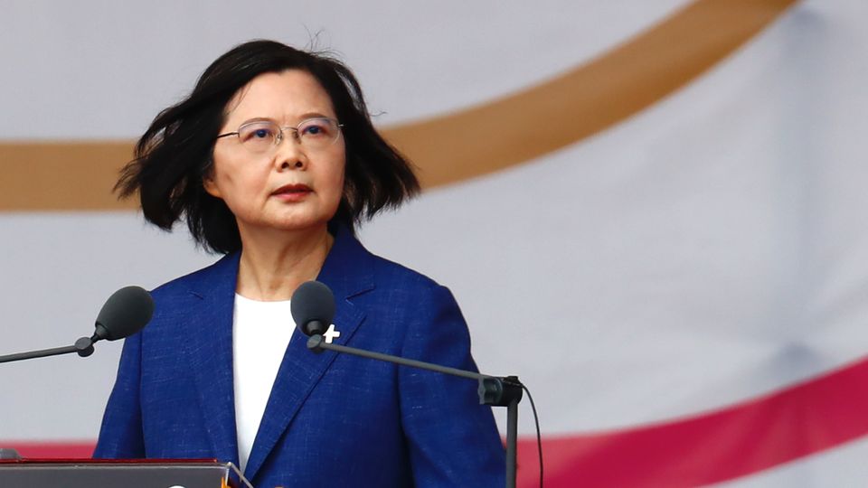 Tsai Ing-wen, die Präsidentin von Taiwan sitzt vor zwei Mikrofonen
