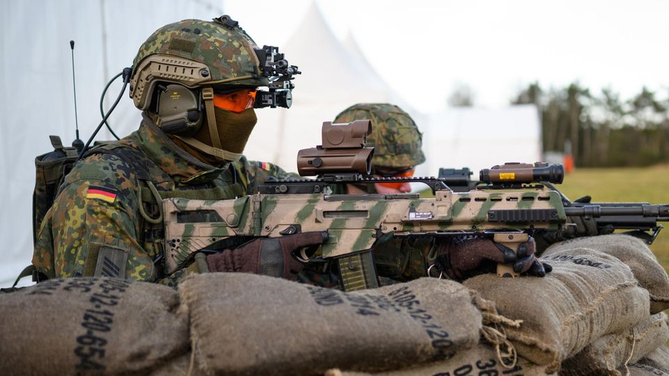 Soldaten der Bundeswehr mit dem Sturmgewehr vom Typ G36 A2