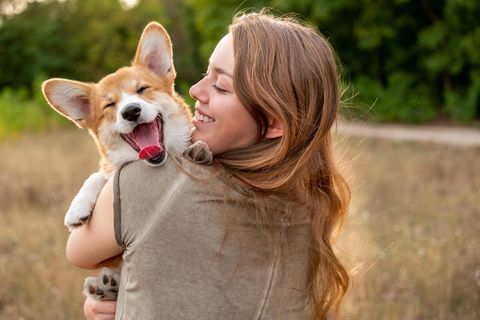 Frau mit Corgi