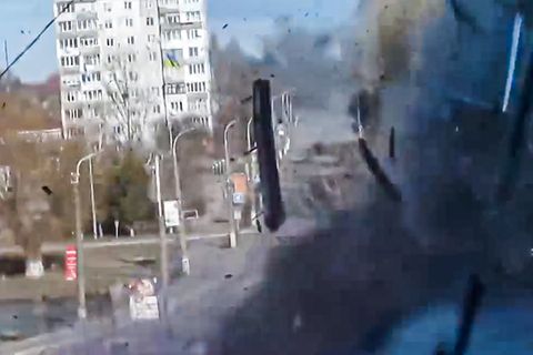 Neue Ukraine-Videos zeigen: Panzer schießt auf Filmenden, Zivilisten halten russischen Konvoi auf