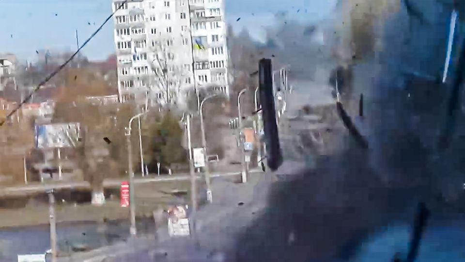 Neue Ukraine-Videos zeigen: Panzer schießt auf Filmenden, Zivilisten halten russischen Konvoi auf