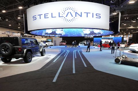 Fahrzeuge auf dem Messestand von Stellantis auf der CES 2022 in Las Vegas