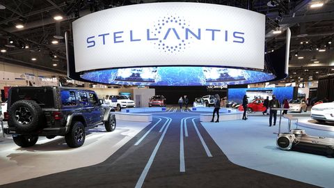 Fahrzeuge auf dem Messestand von Stellantis auf der CES 2022 in Las Vegas