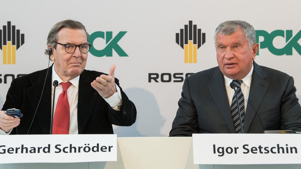 Rosneft-Chef Igor Setschin im Jahr 2018 mit Rosneft-Aufsichtsrat Gerhard Schröder