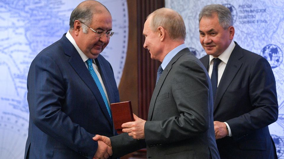 Superreiche unter Druck: Alischer Usmanow (links) mit Präsident Putin und Verteidigungsminister Sergej Schoigu Alischer Usmanow (links) mit Präsident Putin und Verteidigungsminister Sergej Schoigu
