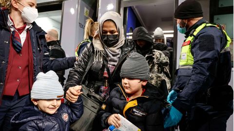 Ukrainische Flüchtlinge bei der Anfkunft am Berliner Hauptbahnhof.