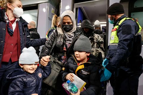Ukrainische Flüchtlinge bei der Anfkunft am Berliner Hauptbahnhof.