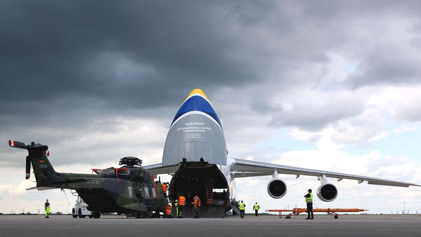Entladung am Flughafen in Leipzig-Halle: Die An-124-Flotte von Antonov Airlines sorgte 2021 auch für den Rücktransport der Mehrzweckhubschrauber vom Typ NH90 der Bundeswehr aus Afghanistan nach Deutschland.