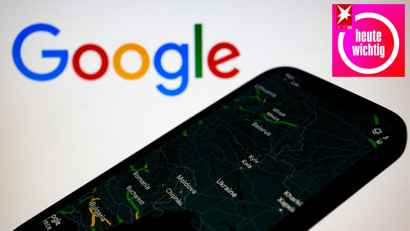 Vor einem Google-Schriftzug zeigt ein Smartphone eine Karte der Ukraine und ihrer Nachbarländer