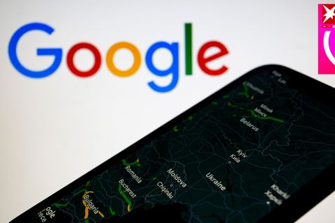 Vor einem Google-Schriftzug zeigt ein Smartphone eine Karte der Ukraine und ihrer Nachbarländer