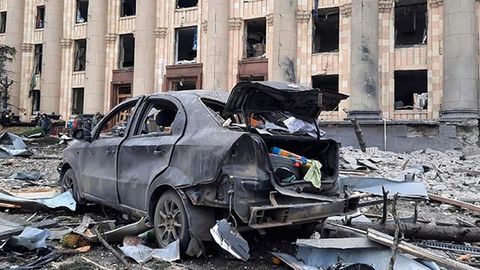 Streumunition: Ein zerstörtes Auto steht vor dem Rathaus in Charkiw in der Ukraine