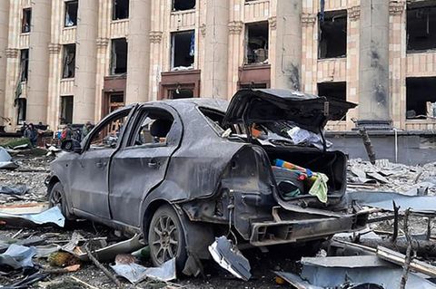 Streumunition: Ein zerstörtes Auto steht vor dem Rathaus in Charkiw in der Ukraine