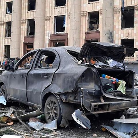 Streumunition: Ein zerstörtes Auto steht vor dem Rathaus in Charkiw in der Ukraine
