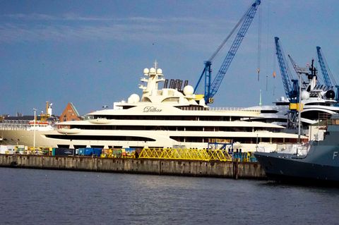Die Jacht "Dilbar" lag zuletzt im Dock der Hamburger Werft Blohm + Voss
