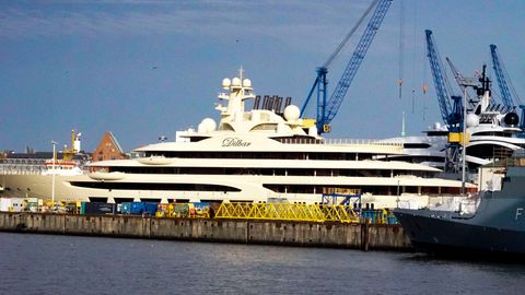 Die Jacht "Dilbar" lag zuletzt im Dock der Hamburger Werft Blohm + Voss