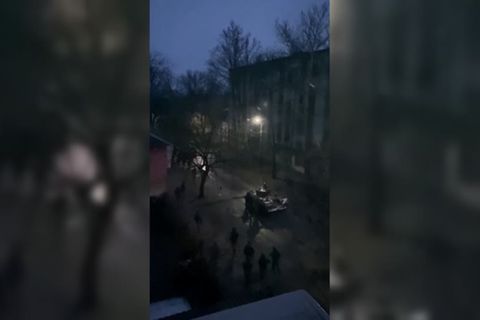 Video: Russische Soldaten dringen in Ratsgebäude von Cherson ein