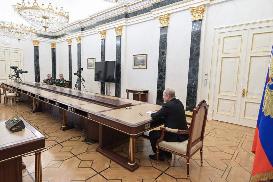 "Bankier und Kassenwart des Kremls": Wladimir Putin bei einem Treffen mit seinem Verteidigungsminister Schoigu. DIe beiden trennt ein riesiger Tisch. Wladimir Putin bei einem Treffen mit seinem Verteidigungsminister Schoigu. DIe beiden trennt ein riesiger Tisch.