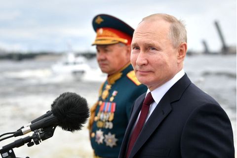 Wladimir Putin bei einer Parade der russischen Marine. Im Hintergrund ist sein Verteidigungsminister Schoigu zu sehen. Ein Mann ganz nach dem Geschmack von Putin: ohne jegliche militärische Erfahrung. 