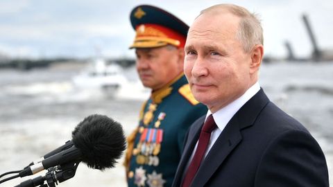 Wladimir Putin bei einer Parade der russischen Marine. Im Hintergrund ist sein Verteidigungsminister Schoigu zu sehen. Ein Mann ganz nach dem Geschmack von Putin: ohne jegliche militärische Erfahrung. 