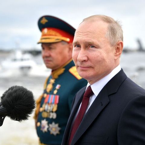Wladimir Putin bei einer Parade der russischen Marine. Im Hintergrund ist sein Verteidigungsminister Schoigu zu sehen. Ein Mann ganz nach dem Geschmack von Putin: ohne jegliche militärische Erfahrung. 