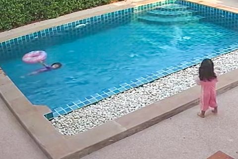 Plötzlich in den Pool gestürzt: Dreijährige rettet Schwester das Leben