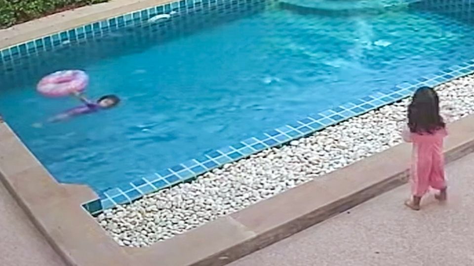Plötzlich in den Pool gestürzt: Dreijährige rettet Schwester das Leben