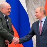 Belarus Machhaber' Alexander Lukaschenko und sein russischer Amtskollege Wladimir Putin schütteln sich die Hände