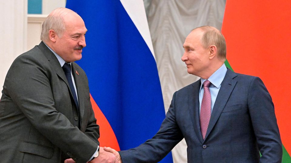 Belarus Machhaber' Alexander Lukaschenko und sein russischer Amtskollege Wladimir Putin schütteln sich die Hände