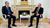 Wladimir Putin bei einem Treffen mit Kasachstans Präsident Kassym-Jomart Tokajew im Kreml