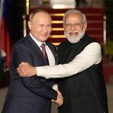 Wladimir Putin und Narendra Modi, Premierminister von Indien, begrüßen sich