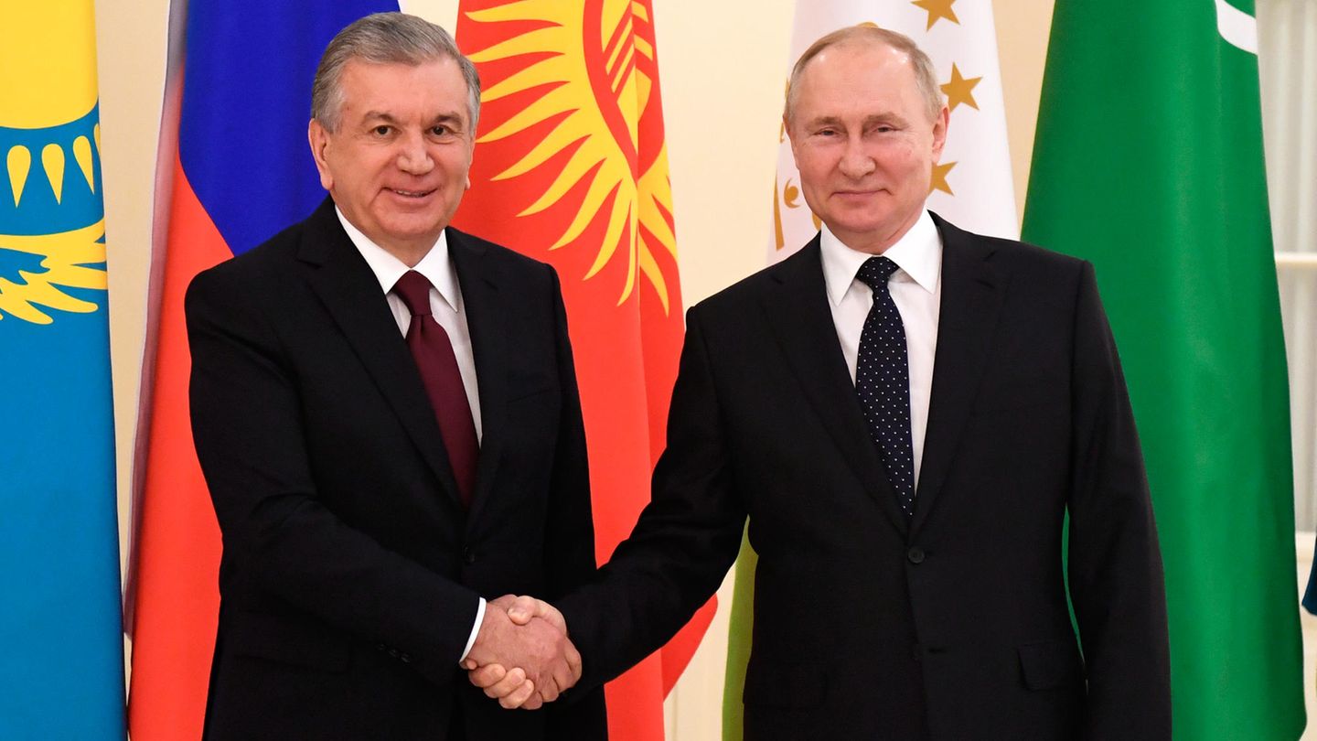 Usbekistan Shavkat Mirziyoyev, Präsident von Usbekistan, schüttelt mit Putin die Hand