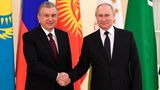 Shavkat Mirziyoyev, Präsident von Usbekistan, schüttelt mit Putin die Hand