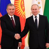 Shavkat Mirziyoyev, Präsident von Usbekistan, schüttelt mit Putin die Hand
