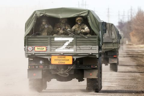 Russische Soldaten in einem Militärfahrzeug.