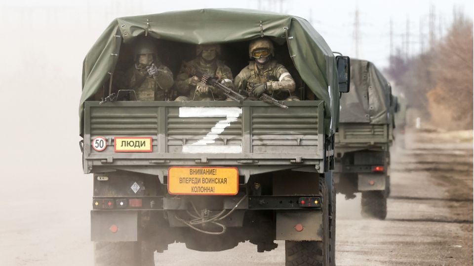 Russische Soldaten in einem Militärfahrzeug.
