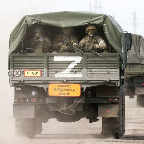 Russische Soldaten in einem Militärfahrzeug.