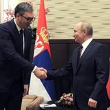 Aleksandar Vucic, Präsident von Serbien und Wladimir Putin schütteln sich die Hände