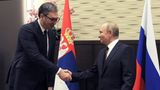 Aleksandar Vucic, Präsident von Serbien und Wladimir Putin schütteln sich die Hände