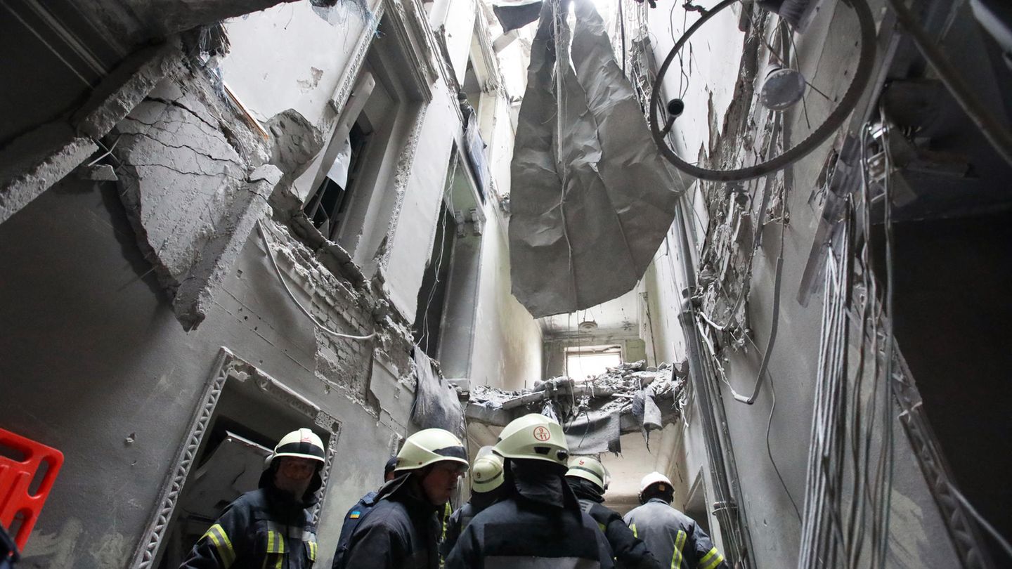 Feuerwehrmänner untersuchen die Regionalverwaltung von Charkiw nach einem Bombenangriff