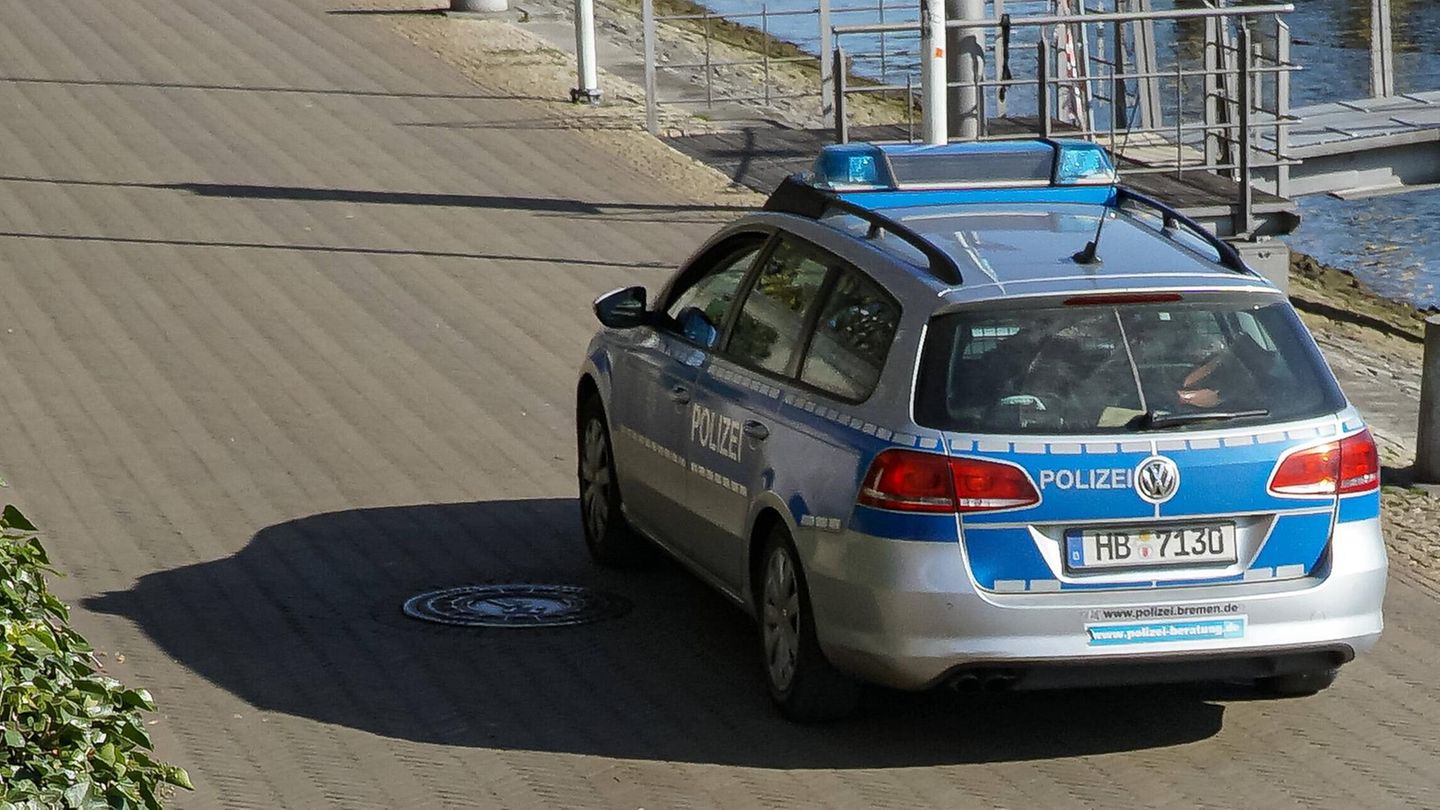 Ein Polizeiwagen am Weserufer