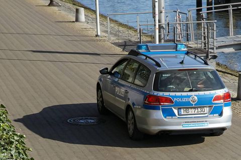 Ein Polizeiwagen am Weserufer