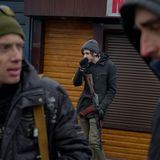 Männer der ukrainischen Territorialverteidigung an einem Kontrollpunkt in Gorenka am Rande Kiews (2. März).