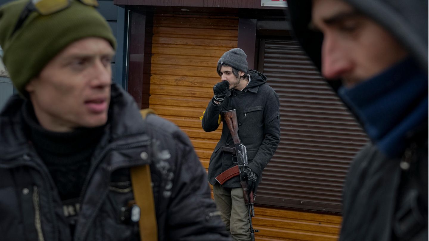 Männer der ukrainischen Territorialverteidigung an einem Kontrollpunkt in Gorenka am Rande Kiews (2. März).