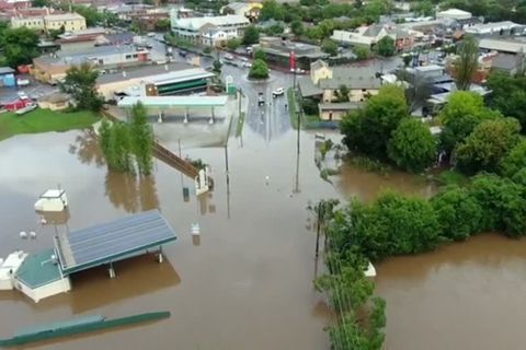 Überschwemmungen in Australien: Sturzfluten und heftige Regenfälle setzen Häuser und Farmen unter Wasser