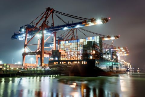 Ein Containerschiff im Hamburger Hafen